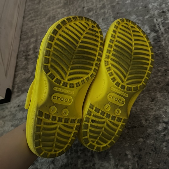 Yellow crocs size men’s 7/ women’s 9 - Picture 5 of 7